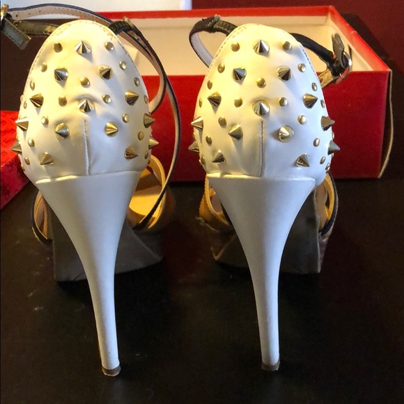 Guess Langston tan, white, black with a surprise - Picture 3 of 8